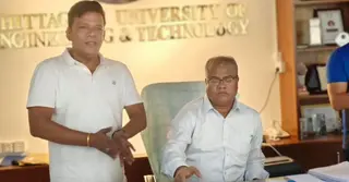 চুয়েটের প্রশাসনিক ভবনের তালা ভেঙে কার্যালয়ে শরীফুল আলম